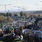 Κυβέρνηση σε κατάσταση συναγερμού εν μέσω αγροτικών μπλόκων – Παραμένουν στους δρόμους – Εντάσεις και τραυματισμοί