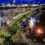 Αγροτικά μπλόκα: Καμπανάκι από εμπόριο, τουρισμό και εστίαση ενόψει γιορτών – Ακυρώσεις έως 50% και απώλειες σε νωπά προϊόντα και εξαγωγές