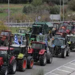 Αγροτικά μπλόκα σε όλη τη χώρα: Σκληραίνει η στάση, «κόκκινες γραμμές» από την κυβέρνηση ενόψει γιορτών