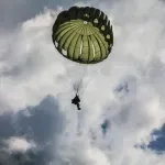 Αλεξίπτωτο μπλέκεται σε φτερό αεροπλάνου – Στιγμές που κόβουν την ανάσα (Βίντεο)