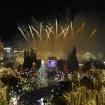 Το 2026 είναι εδώ: Φαντασμαγορική αλλαγή του χρόνου στο Σύνταγμα και πάρτι διαρκείας σε όλο τον πλανήτη – Ευτυχισμένο το νέο έτος! (Φωτό & Βίντεο)