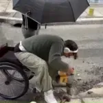 Θεσσαλονίκη: Νεαρός ΑμεΑ έφτιαξε μόνος του ράμπα στο δρόμο για να διεκδικήσει το αυτονόητο