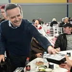 Χριστούγεννα με αλληλεγγύη: To τραπέζι φροντίδας του Δήμου Αθηναίων για τους ευάλωτους στο Σεράφειο