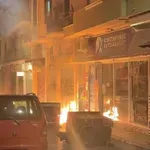 «Νύχτα μολότοφ» στα Εξάρχεια: Ένταση με ΜΑΤ που απάντησαν χημικά και κρότου λάμψης (Βίντεο)