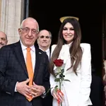 Κίμπερλι Γκίλφοϊλ: Με ένα κόκκινο τριαντάφυλλο την υποδέχθηκε ο Κακλαμάνης στη Βουλή (φωτογραφίες)