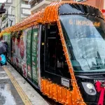 Χαμός σε Τραμ στη Γλυφάδα: Νεαροί πετούσαν σε επιβάτες συσκευή ερωτικού βοηθήματος.. από καουτσούκ (Βίντεο)