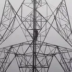 Ανέβηκε σε πυλώνα ρεύματος για να πιέσει τον σύντροφό της να την παντρευτεί (Βίντεο)