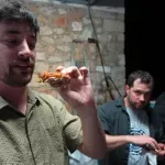 Γνωστός Καναδός Youtuber ήρθε σε ρακοκάζανο στην Κρήτη και ξετρελάθηκε με το αντικριστό (Βίντεο)