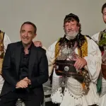 «Ελληνική βραδιά» στη γαλλική TV: Η έκπληξη του Βασίλη Σαλέα στον Νίκο Αλιάγα – Τσάμικο στο πλατό και τραγούδια στα ελληνικά