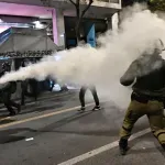 Επεισόδια μεταξύ αντιεξουσιαστών και ΜΑΤ στην πορεία για τον Γρηγορόπουλο – Χημικά, προσαγωγές και συλλήψεις – Αποκαταστάθηκε η κυκλοφορία