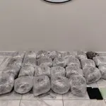 Σύλληψη διακινητών ναρκωτικών στην Ομόνοια: Πάνω από 45 κιλά κάνναβης σε όχημα και «καβάτζες»