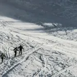 Βαρδούσια: Ποιοι ήταν οι έμπειροι ορειβάτες που καταπλακώθηκαν από χιονοστιβάδα – Βρέθηκαν «σχεδόν αγκαλιασμένοι»