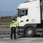 Νταλίκα μπήκε ανάποδα στην Εθνική Οδό Αθηνών – Θεσσαλονίκης