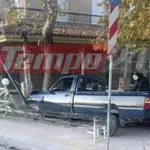 Πάτρα: Αγροτικό μπήκε μέσα σε ταβέρνα και ο οδηγός έπεσε σε τρύπα κάτω από το όχημα