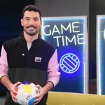 Ο Δημήτρης Τσίκλης στο Game Time: Το ντέρμπι με σαΐτες για καλό σκοπό και το μπέρδεμα με τον Οδυσσέα Βλαχοδήμο