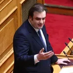 Oμιλία Πιερρακάκη στη Βουλή: Γυρίζω από τις Βρυξέλλες με μια τιμή και νίκη της Πατρίδας