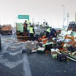 Χάος στην εθνική οδό: Πορτοκάλια «έστρωσαν» την άσφαλτο στο ύψος της Κηφισιάς