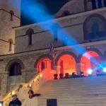 Ρέιβ πάρτι του Δήμου Αθηναίων στα σκαλιά της εκκλησίας του Αγίου Ανδρέα στο Γαλάτσι – Σφοδρές αντιδράσεις