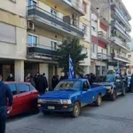 Κομοτηνή: Αγρότες πέταξαν άχυρα και κοπριά στο γραφείο του Στυλιανίδη (Φωτό & Βίντεο)