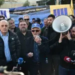 Ταξί: Ο Λυμπερόπουλος απαιτεί συνάντηση με τον Κυρανάκη – Προαναγγέλλει απεργία διαρκείας – Έστησαν αντίσκηνα έξω από το υπουργείο (Βίντεο)