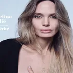 Αντζελίνα Τζολί: Φωτογραφίζεται με τις ουλές από τη διπλή μαστεκτομή και μιλά για τον καρκίνο