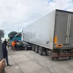 Σοβαρό τροχαίο με έγκυο γυναίκα οδηγό στην Πάτρα – ΙΧ καρφώθηκε κάτω από νταλίκα