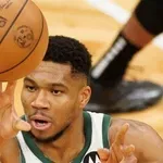 Συναγερμός στο Μιλγουόκι: Ο Γιάννης Αντετοκούνμπο έσβησε τις φωτογραφίες με τη φανέλα των Μπακς και άλλαξε το βιογραφικό του