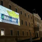 #WeRemember: Φωταγωγήθηκε η Βουλή για την Ημέρα Μνήμης του Ολοκαυτώματος – Το μήνυμα κατά του φασισμού