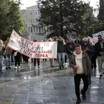 Σε εξέλιξη συγκέντρωση διαμαρτυρίας έξω από τα υπ. Οικονομικών και Ανάπτυξης από τους παραγωγούς των λαϊκών αγορών (φωτό)