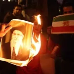 «Φλόγες οργής» στο Ιράν: Το καθεστώς των μουλάδων στο φάσμα της κατάρρευσης – Φόβοι για χιλιάδες νεκρούς