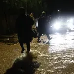 Τραγωδία στην Γλυφάδα: Νεκρή μία γυναίκα που παρασύρθηκε από τα ορμητικά νερά – Εγκλωβίστηκε κάτω από αυτοκίνητο