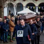 «Βιολάντα»: Σπαραγμός στο τελευταίο «αντίο» για τις εργαζόμενες σε Τρίκαλα και Καρδίτσα – Τρισάγιο στον τόπο της τραγωδίας