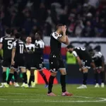 Europa League: Λύγισε στο φινάλε ο ηρωικός ΠΑΟΚ των δέκα παικτών, στη σκιά του πένθους