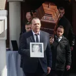 Σε κλίμα οδύνης η κηδεία της Ελένης Κατσαρού που χάθηκε στη φονική έκρηξη της Βιολάντα (φωτό)