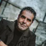 «Δεν χρειάζεται να μισείς για να κάνεις κακό»: Ο Θάνος Νίκας μιλά για το πώς η γλώσσα οργανώνει τη βία και μετακινεί την ευθύνη