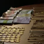 Βόλος: Αγκάλιαζαν γυναίκες και τους άρπαζαν τα χρυσαφικά