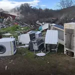 Θεσσαλονίκη: Πετούσε ανεξέλεγκτα οικιακές συσκευές σε περιοχή της Ασπροβάλτας (Φωτό)