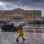 Ισχυρή κακοκαιρία με «κόκκινο συναγερμό» σε πέντε περιφέρειες – Στο επίκεντρο η Αττική, κίνδυνος πλημμυρών και κλειστά σχολεία