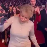 Τζένιφερ Λόπεζ: Η 80χρονη μητέρα της έγινε viral χορεύοντας σε εμφάνισή της στο Λας Βέγκας