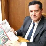 O Άδωνις Γεωργιάδης διαβάζει την «Εργατική Αλληλεγγύη» που τον έχει εξώφυλλο ως «Χάρο»