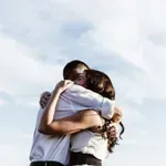 Η δύναμη της αγκαλιάς – Πώς η σωματική επαφή ρυθμίζει το στρες και ενισχύει την ανθρώπινη σύνδεση