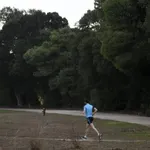 Άλσος Συγγρού: Άγνωστοι νεαροί μαχαίρωσαν με «πεταλούδα» στο πόδι 16χρονο (Βίντεο)