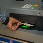 Ακατάσχετο όριο: Στα 1.600 ευρώ η προστασία των τραπεζικών λογαριασμών οφειλετών