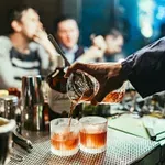 Θεσσαλονίκη: 43χρονος παρενόχλησε 20χρονη σε μπαρ – Τον έδειραν η ίδια και ο σύντροφός της