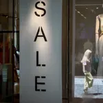 Πότε ξεκινούν οι χειμερινές εκπτώσεις – Ποιες Κυριακές θα είναι ανοικτά τα μαγαζιά