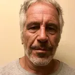 Σουηδέζα αναγνώρισε τον βιαστή της στα αρχεία Επστάιν – Κατέθεσε μήνυση στο Παρίσι