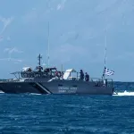 Ικαρία: Ανήλικος χωρίς τις αισθήσεις του και 50 ακόμη αλλοδαποί βρέθηκαν κοντά στο αεροδρόμιο – Έρευνες για 4 αγνοούμενους στη θάλασσα