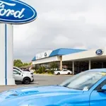 Το συνδικάτο εργαζόμενων επιβεβαίωσε οτι η Ford έθεσε σε διαθεσιμότητα τον εργάτη που φώναξε στον Τραμπ
