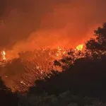 Χανιά: Μεγάλη φωτιά στην Κίσσαμο — Ισχυροί άνεμοι δυσκολεύουν την κατάσβεσή της