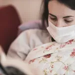 Είναι αλήθεια ότι… αν βγαίνεις έξω όταν κάνει κρύο μπορεί να σε κάνει να κρυολογήσεις; – Τι απαντούν οι επιστήμονες για τη γρίπη